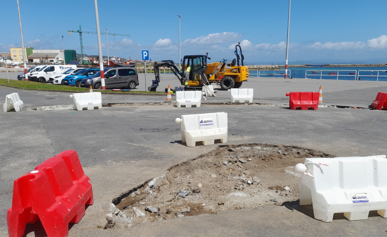 Portos paraliza una obra que el Ayuntamiento de Ribeira había iniciado en el acceso al muelle de Aguiño