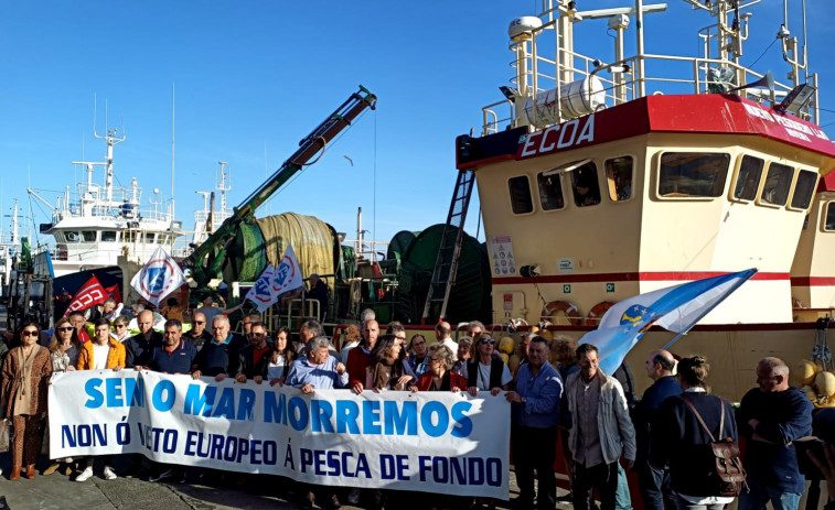 Ribeira se suma a las protestas contra el veto europeo a la pesca de arrastre en 87 caladeros