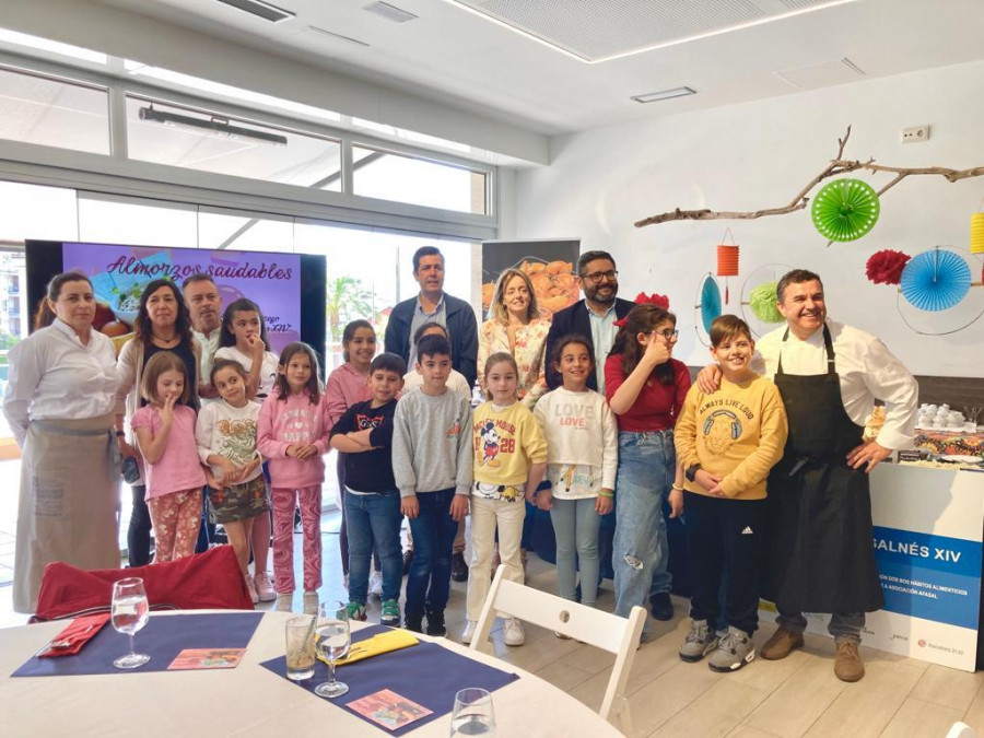 El obradoiro de Hostelaría do Salnés enseña a escolares del CEIP O Cruceiro a preparar almuerzos saludables