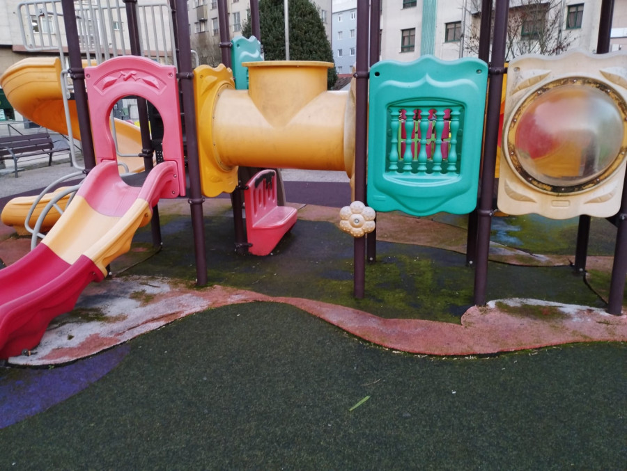 El candidato del PSOE a la Alcaldía de Ribeira denuncia la deficiente conservación de los parques infantiles