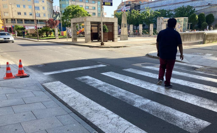Comienzan los trabajos de mejora de iluminación de cuatro pasos de peatones en el centro de Ribeira