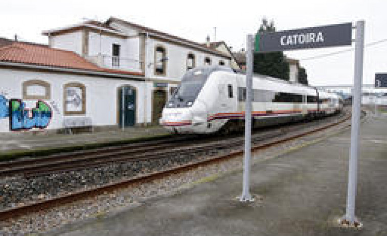 La patronal de A Pobra impulsa la solicitud de paradas continuas en la estación de tren de Catoira