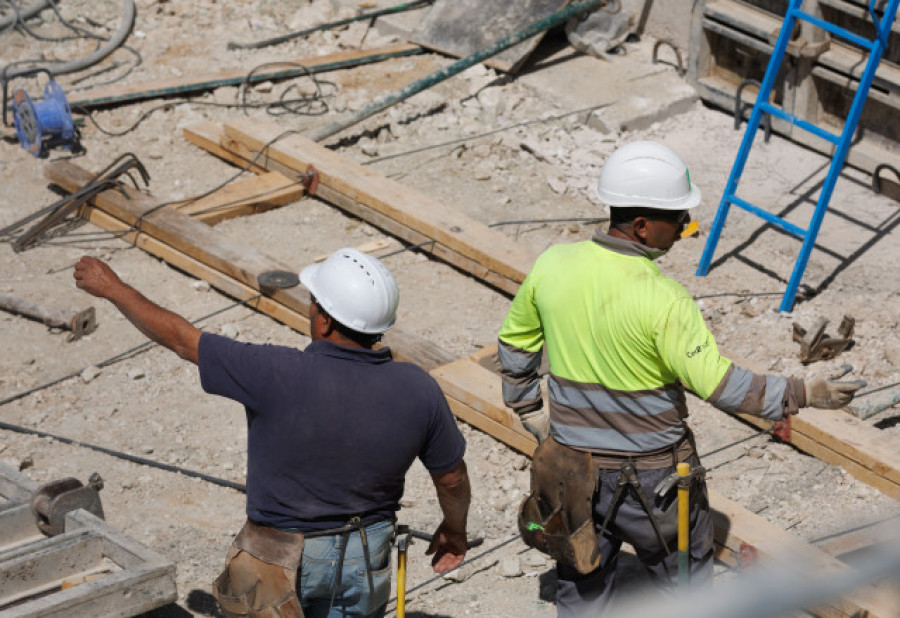 La prohibición de trabajos al aire libre por temperaturas o vientos extremos entra en vigor este sábado