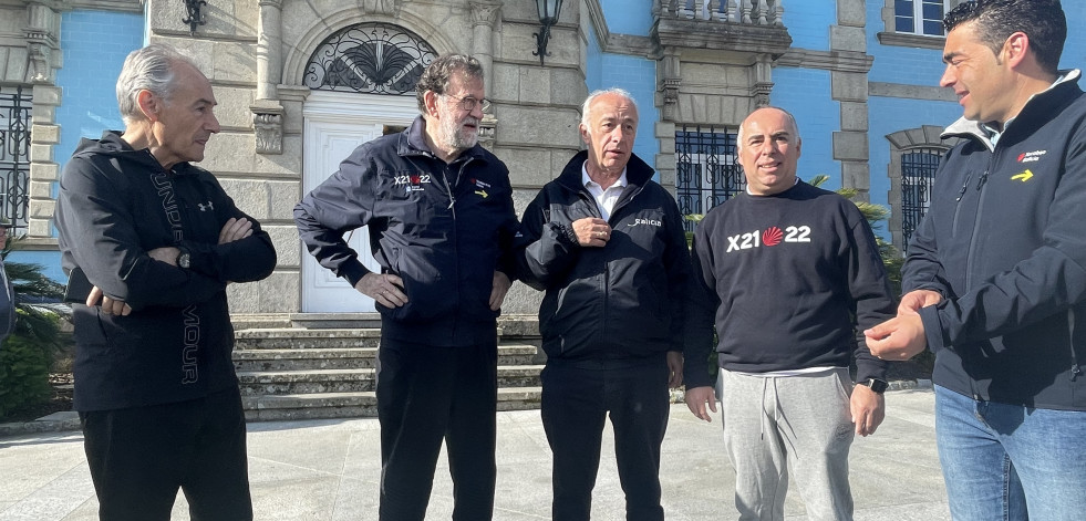 Rajoy inicia con una caminata en Vilanova su jornada de incorporación a la campaña del 28-M en Galicia