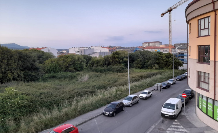 Ruiz apuesta por seguir en Ribeira su modelo de ciudad y grandes proyectos y los otros aspirantes por políticas más cercanas