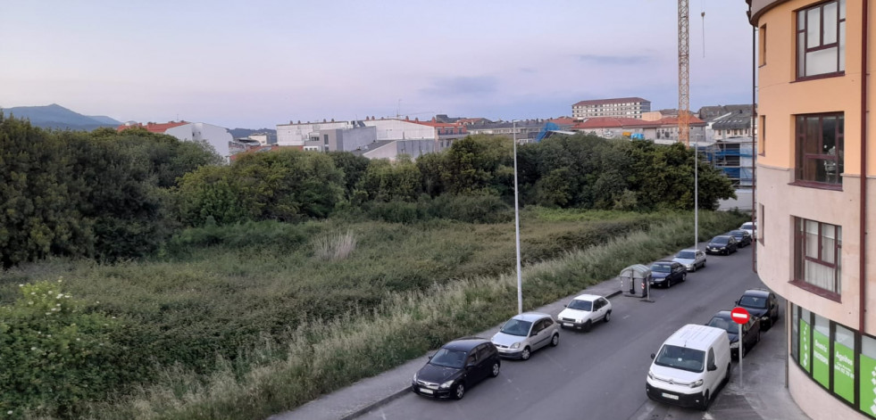 Ruiz apuesta por seguir en Ribeira su modelo de ciudad y grandes proyectos y los otros aspirantes por políticas más cercanas