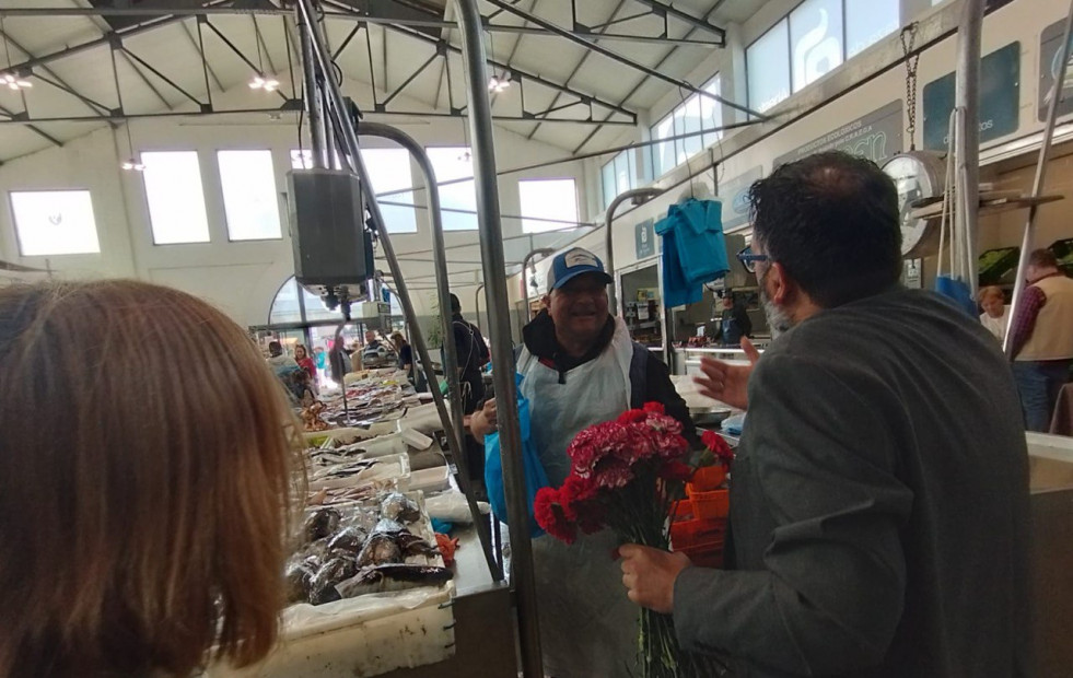 Fajardo compromete la mejora de la Praza de Abastos y la remodelación del tráfico del entorno