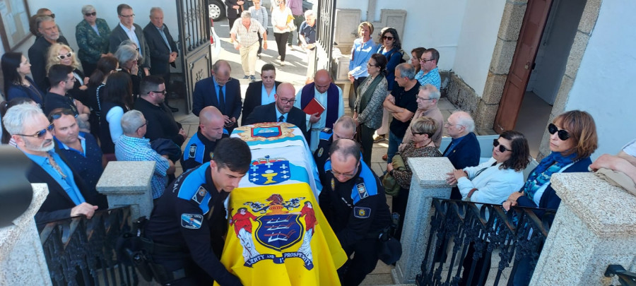 Multitudinaria despedida de Ribeira a su hijo predilecto Manuel Ayaso