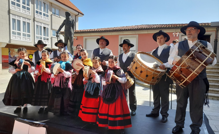 As rúas e prazas céntricas da Pobra convertíronse nun ronsel de verbena polo Día das Letras Galegas