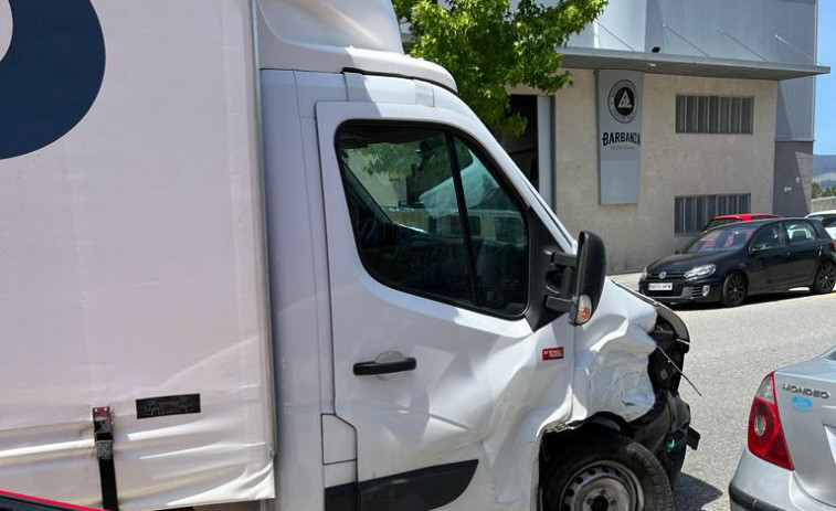 Heridas dos personas en un accidente entre un camión y un coche en el polígono industrial de Boiro