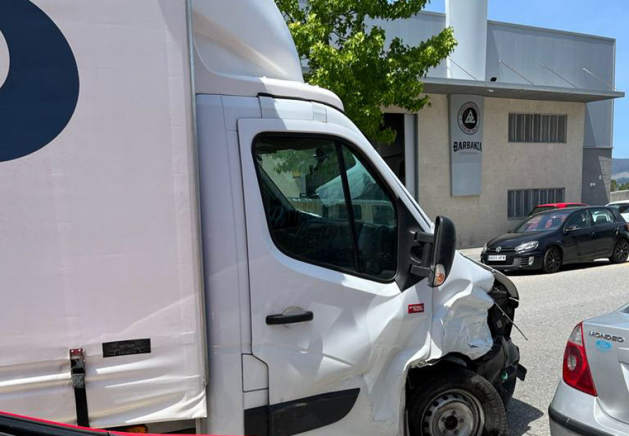 Heridas dos personas en un accidente entre un camión y un coche en el polígono industrial de Boiro