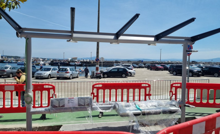 Comienza la instalación de marquesinas singulares en la Avenida do Malecón de Ribeira