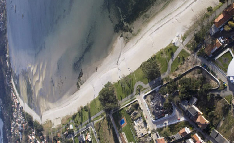 Alertan de una lancha hinchable con tripulantes a la deriva a causa del viento en el litoral de Boiro