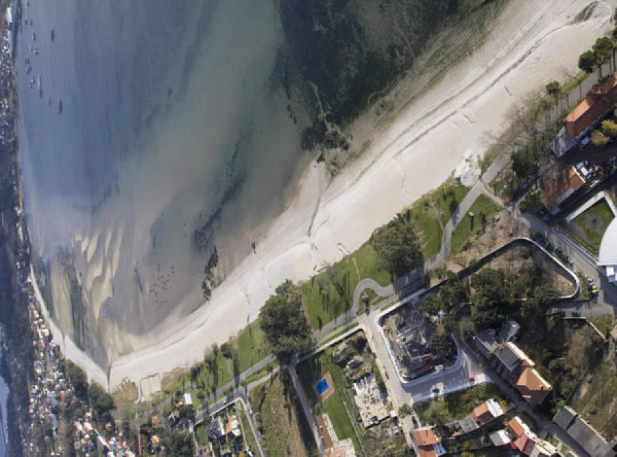 Alertan de una lancha hinchable con tripulantes a la deriva a causa del viento en el litoral de Boiro