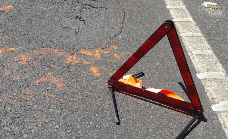 La brigada municipal de Obras de Ribeira reparará el bache en la AC-303 que causó el grave accidente a una ciclista