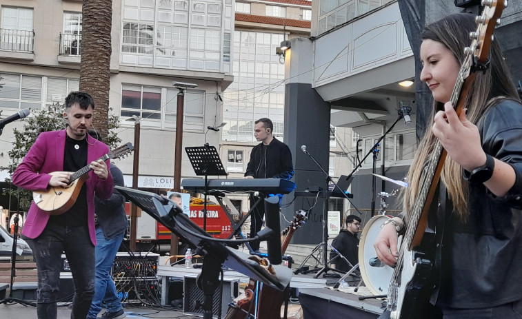 Xandre Millet presenta en Ribeira su segundo disco con temáticas muy gallegas y otras reivindicativas