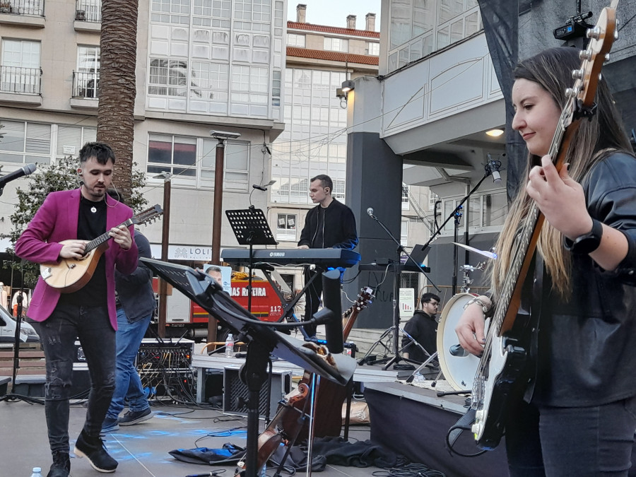 Xandre Millet presenta en Ribeira su segundo disco con temáticas muy gallegas y otras reivindicativas