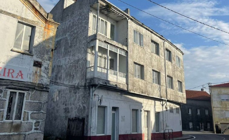 Destinan 42.801 euros a demoler el edificio que permitirá suavizar las curvas de A Muiñeira, en Ribeira