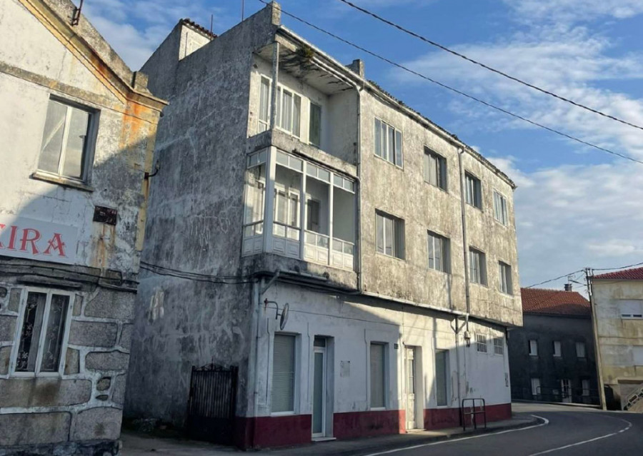 Destinan 42.801 euros a demoler el edificio que permitirá suavizar las curvas de A Muiñeira, en Ribeira