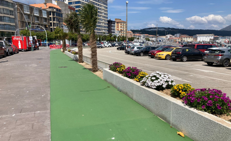 Iniciada la aplicación de una solución antideslizante en el carril bici del Malecón y As Carolinas, en Ribeira