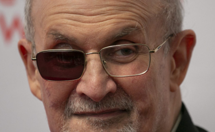 Salman Rushdie es ovacionado al aparecer por sorpresa en Nueva York