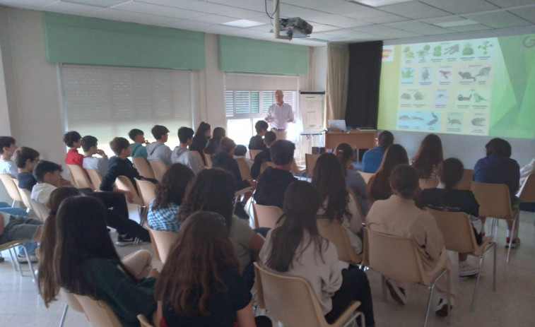 Medio centenar de alumnos del IES As Bizocas reciben una conferencia sobre especies invasoras