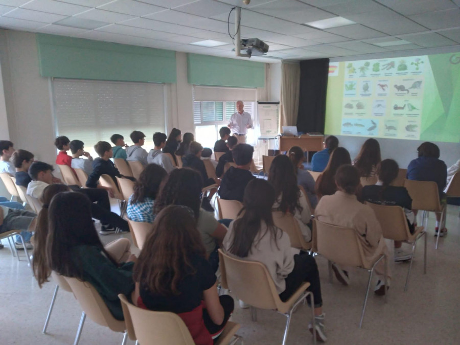 Medio centenar de alumnos del IES As Bizocas reciben una conferencia sobre especies invasoras