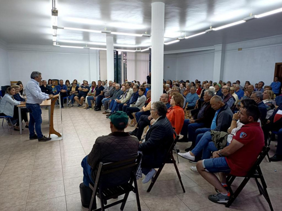 Manuel Ruiz promete completar las redes de saneamiento y de abastecimiento en Olveira