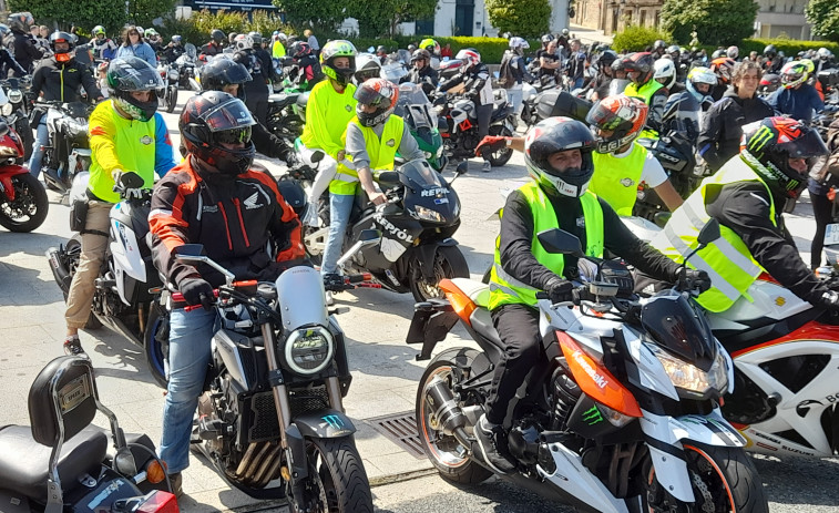 Un total de 370 motos rugieron por A Pobra y Ribeira durante la 9ª Concentración SinFrenos