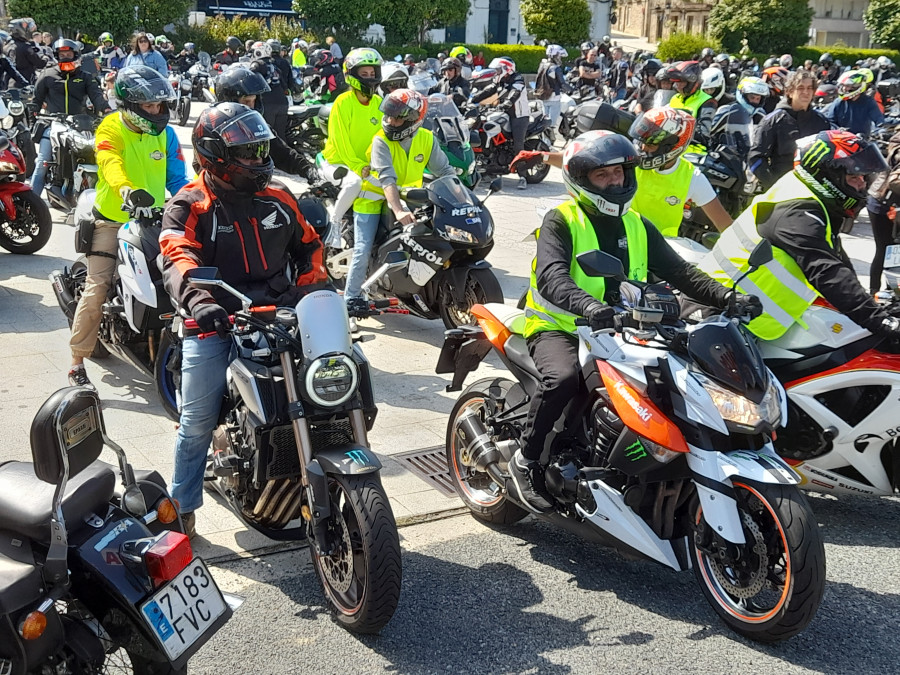 Un total de 370 motos rugieron por A Pobra y Ribeira durante la 9ª Concentración SinFrenos