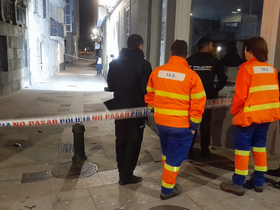 Un joven se debate entre la vida y la muerte tras ser disparado y acuchillado en Ribeira