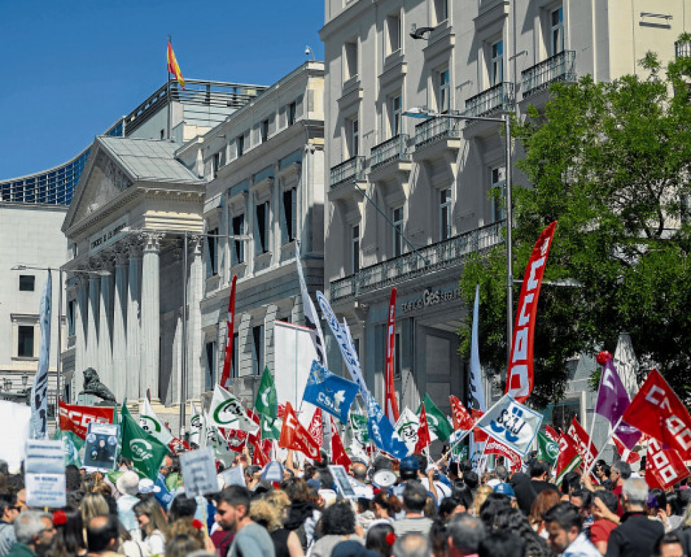 JuecesyfiscalesparticipanenunaconcentracinanteelCongresoaec