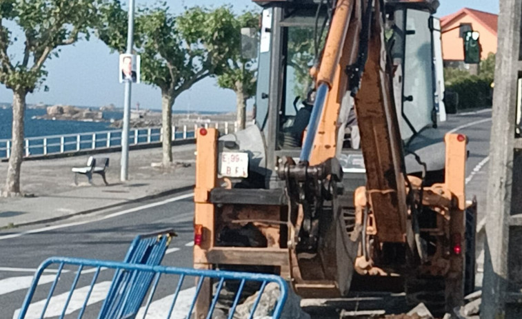 Un nuevo corte en el suministro de agua por la rotura de una tubería indigna a vecinos de Castiñeiras