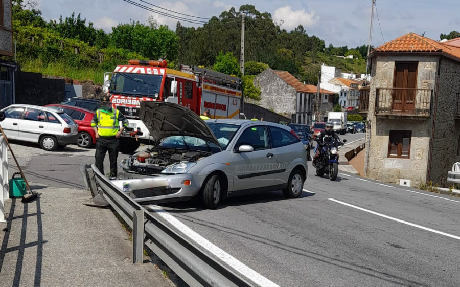 Herido un conductor de edad avanzada en una salida de vía en la AC-305 en A Pobra