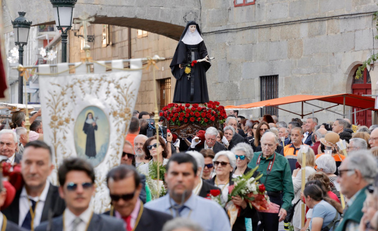 Los fieles responden en masa a Santa Rita, que salió en procesión tres años después