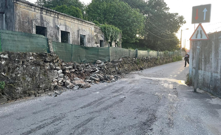 Destroza un muro con el coche, sale ileso y se niega a hacer la prueba de alcoholemia en Vilagarcía