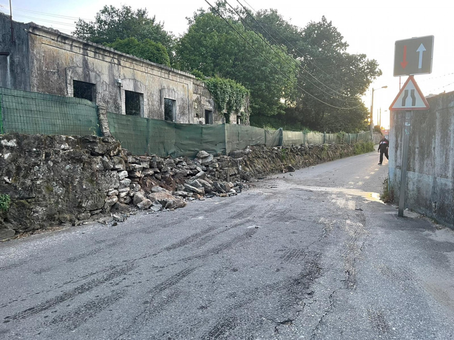 Destroza un muro con el coche, sale ileso y se niega a hacer la prueba de alcoholemia en Vilagarcía