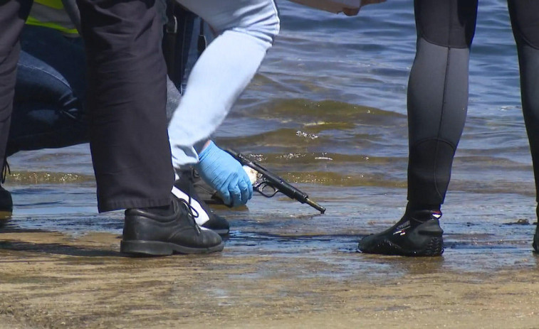 Hallan en el puerto de Ribeira la pistola usada el domingo para herir de un disparo a un joven
