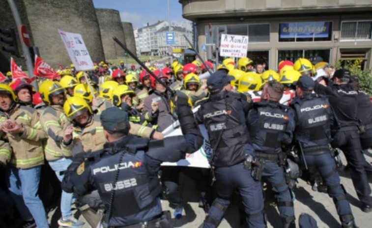 Bomberos de Vilagarcía acuden a Lugo en la primera movilización por su conflicto laboral