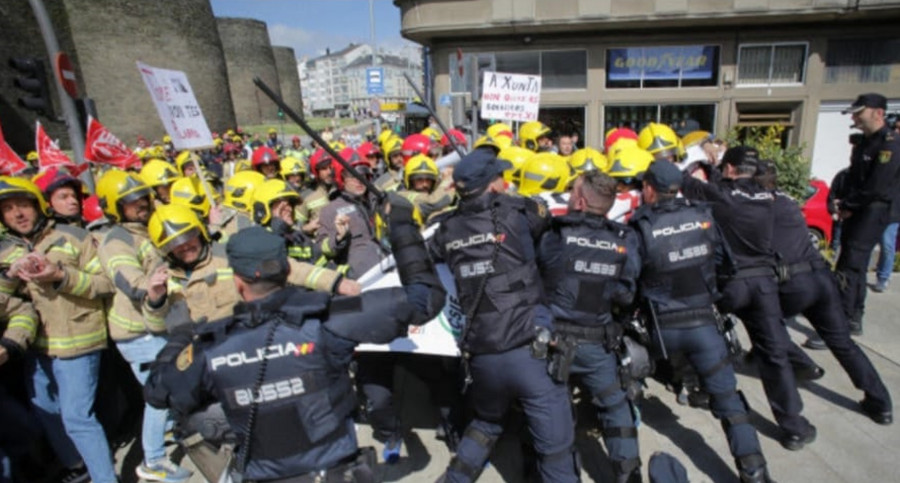 Bomberos de Vilagarcía acuden a Lugo en la primera movilización por su conflicto laboral