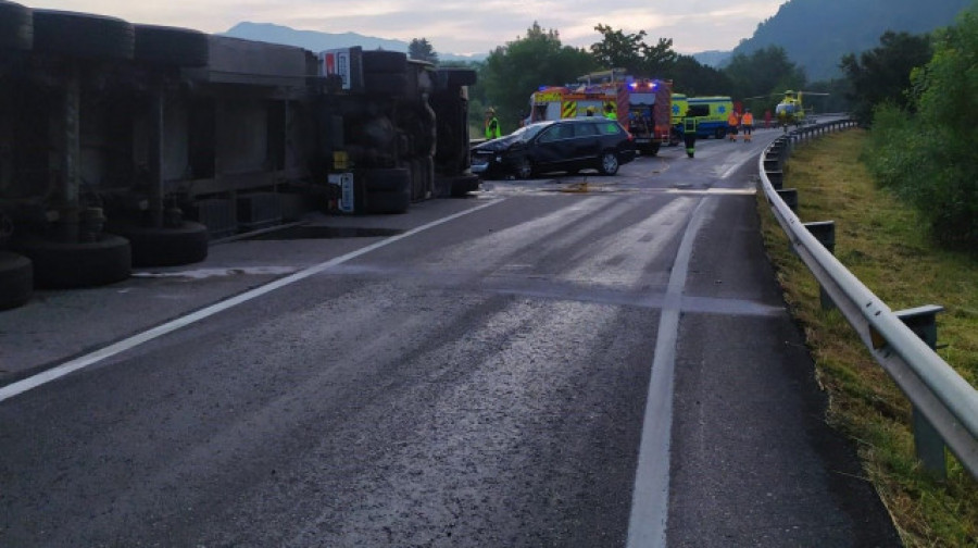 Mueren un camionero y la conductora de un coche en un choque en Vilamartín