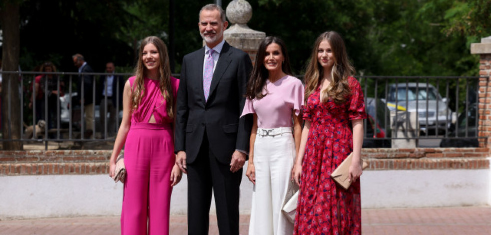 La infanta Sofía llega a su confirmación, en la que Felipe VI ejerce de padrino