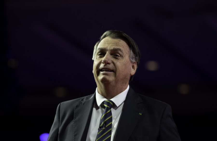 Bolsonaro mejora en exámenes hepáticos, pero continúa en la UCI sin previsión de alta