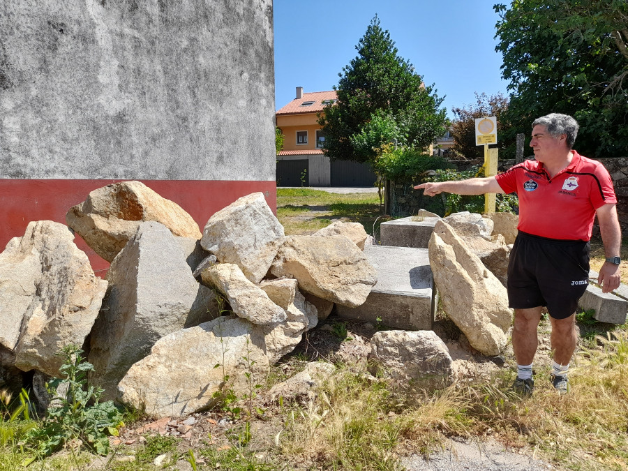 Un boirense denuncia que desde hace 6 años le bloquean el acceso a su garaje con grandes piedras