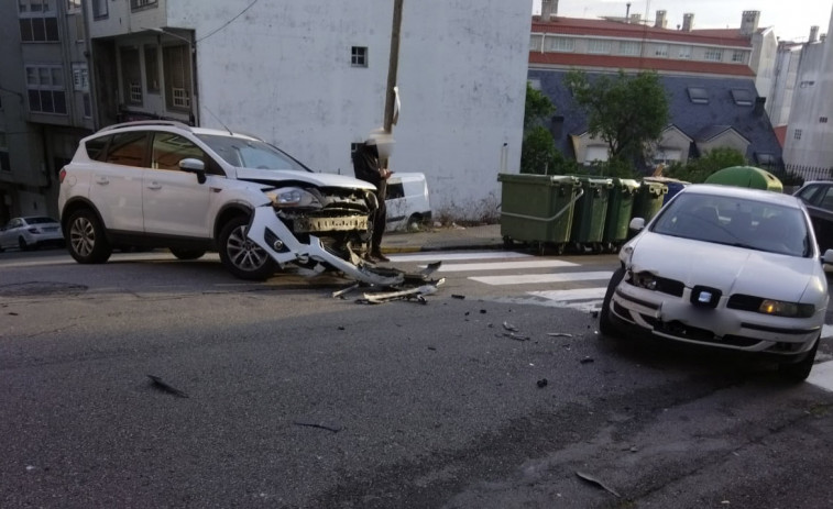 Un accidente entre dos coches en el cruce de Marcial de Adalid con Cristóbal Colón, en Ribeira, se salda con daños materiales