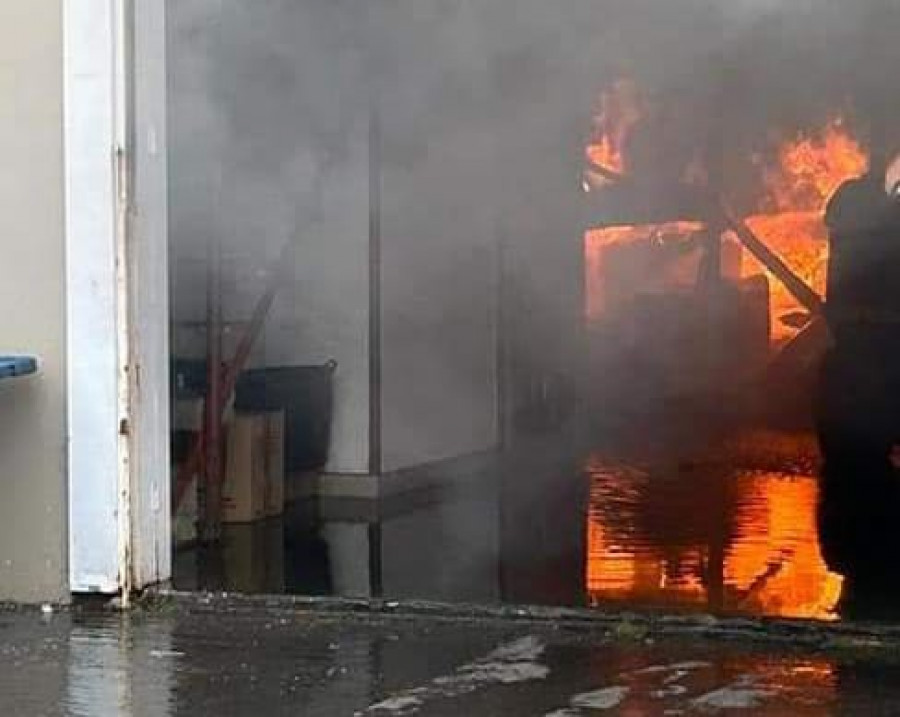 Registrado un incendio en una chabola del puerto de Ribeira, junto la explanada de los rederos