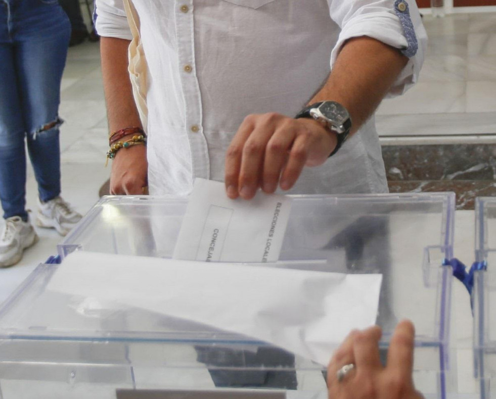 Gente votando 21034070