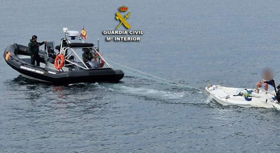 Rescatan a una persona que se cayó al mar al volcar su embarcación en la Ría de Arousa