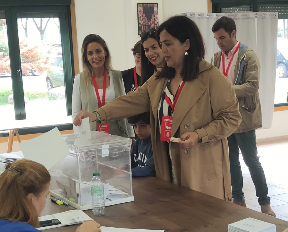 Marta Giráldez, alcaldesa de Meis y candidata del PSOE a la reelección, ha votado este mediodía en el centro sociocultural del campo de A Boca, en Paradela.