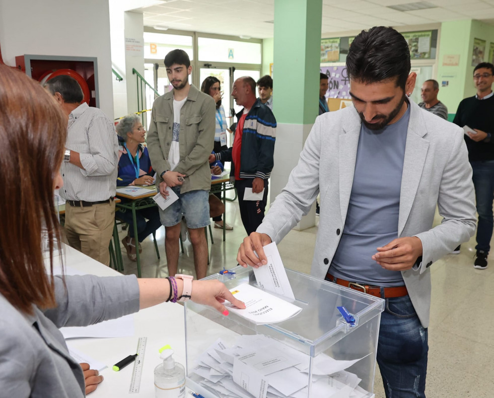 Matías Cañón candidato pp a illa vota en el instituto de A Illañ